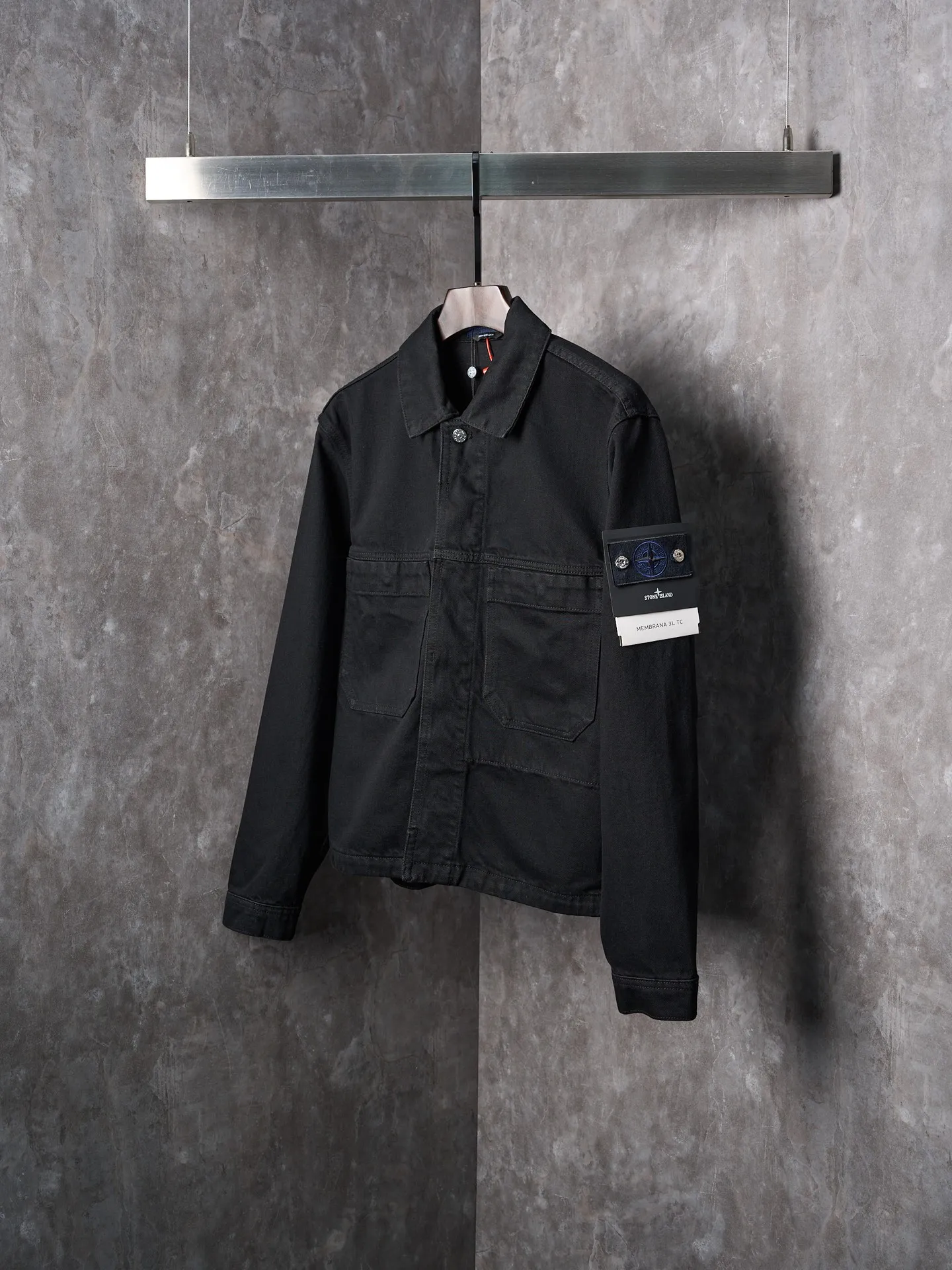 P510 Actual auction] Stonesland/Stone Island badge denim jacket [Ready stock] S M L Simple lines outline a neat silhouette and outline a casual and free style. The workwear gene is infused with luxury DNA. Simple charm and versatile charm. Imported machine embroidery technology is used. Advanced computer control system and precision mechanical parts are used to realize the Stonesland badge embroidery operation with high precision. The lines are smooth and delicate. The whole garment is washed with Zhongxiao. Use a special solution to remove stains and slight fading. Then use a strong washing method to fade the color and make it more uniform. The whole piece of clothing is stitched together using a clip-on machine. The clip-on machine can control the distance between the two needles by changing the needle position, achieving seamless splicing, smoothness, neatness, and a loose fit.